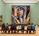 Imágen de varias personas sentadas delante de un cuadro en un museo